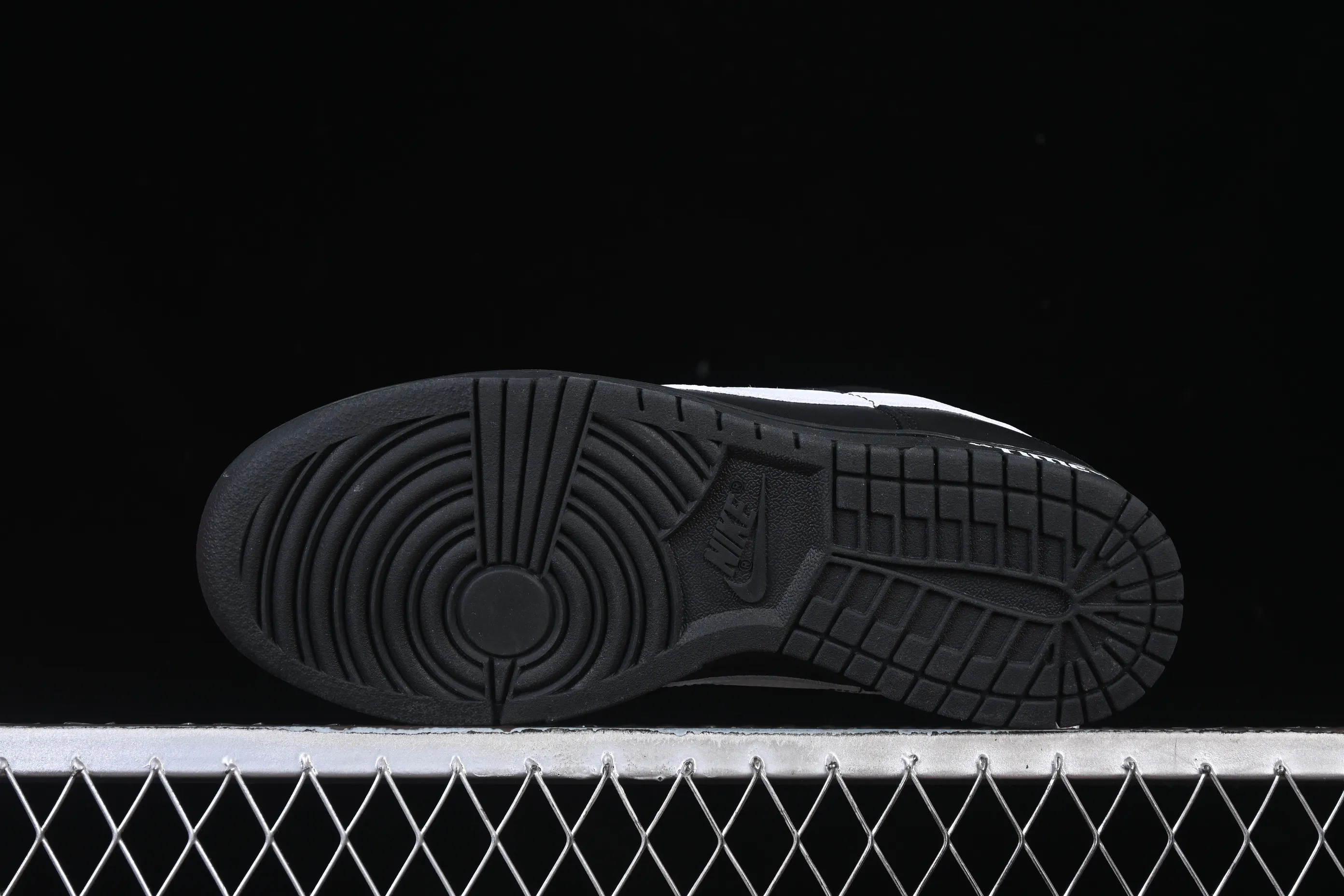 All categories Nk SB Dunk Series Nk SB Dunk Low High-end customized low-top sneakers Nike SB Dunk Low All black and white hook Anniversary high-end customized low-top casual sneakers HF5441-100